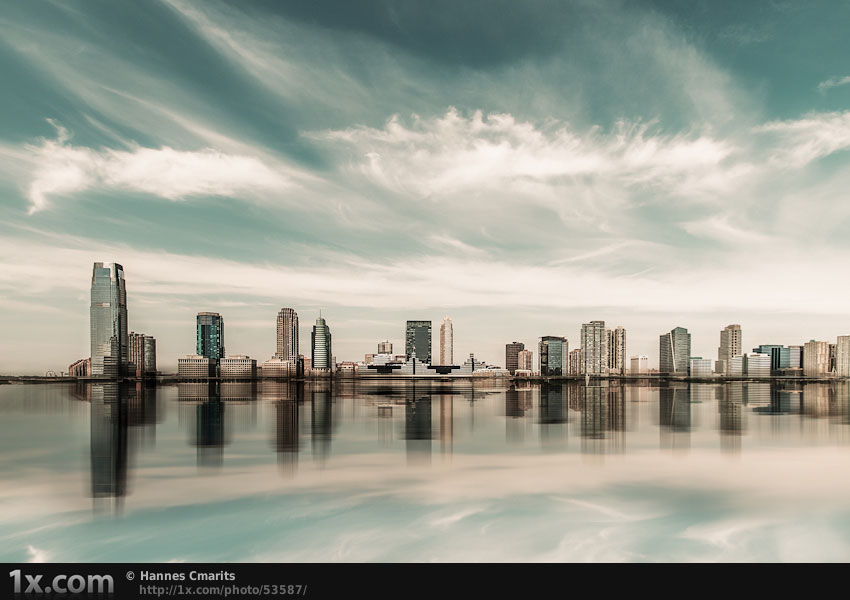 <i>A look to New Jersey <a href='http://shoucanghe.com/'>by Hannes Cmarits</a></i>
