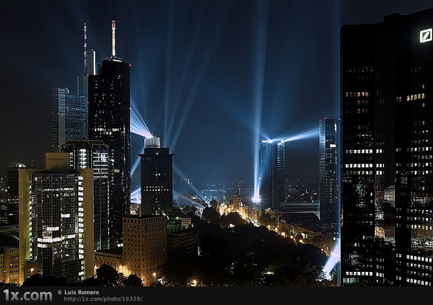 <i>Skyarena <a href='http://shoucanghe.com/'>by Luis Romero</a></i>